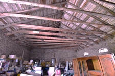 Bâtiment comprennant un grand atelier artisanal et un grange aménageable / SAINT AGREVE 07320