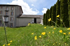 Bâtiment comprennant un grand atelier artisanal et un grange aménageable / SAINT AGREVE 07320