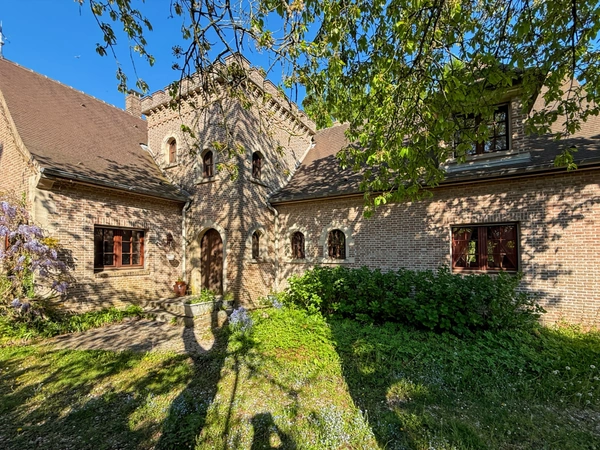 Maison de caractère style manoir – 258 m² – Parc arboré – Allée privative – Fort potentiel