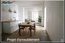 Maison de ville 80 m² en semi plain pied, 3 chambres avec garage, cour et jardinet.