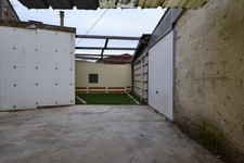 Maison de ville de 102m² en semi plain pied, 2 chambres, 1 bureau avec garage, cour et jardinet.