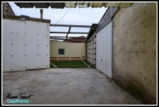 Maison de ville 80 m² en semi plain pied, 3 chambres avec garage, cour et jardinet.