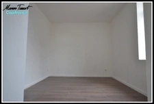 Maison de ville 80 m² en semi plain pied, 3 chambres avec garage, cour et jardinet.