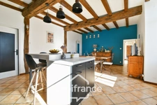 Maison de caractère avec 4 chambres - 6pièces - 268 m² habitables - piscine - jardin et dépendances à BIGNAY