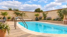 Maison de caractère avec 4 chambres - 6pièces - 268 m² habitables - piscine - jardin et dépendances à BIGNAY