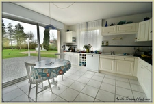 Maison à vendre 6 pièces de  PLAIN-PIED sur une parcelle d'environ 5940m² avec 3 suites parentales.