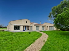 Maison à vendre 6 pièces de  PLAIN-PIED sur une parcelle d'environ 5940m² avec 3 suites parentales.