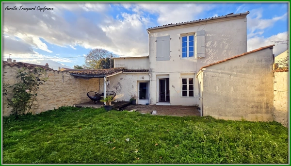 Maison à vendre 5 pièces d'environ 126m² à SAINT JEAN D'ANGELY (17) 4 chambres, 1 garage, proche centre ville, sur un terrain d'environ 400m²