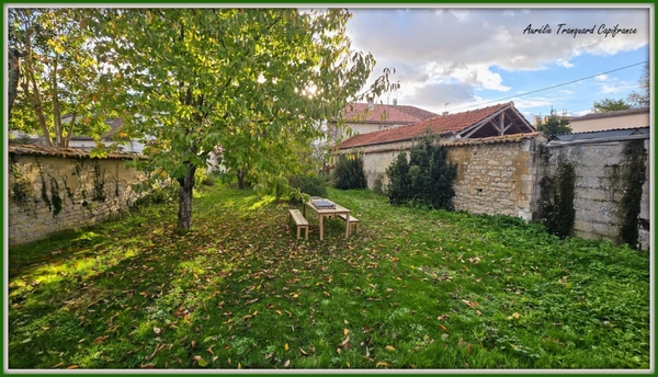 Maison à vendre 5 pièces d'environ 126m² à SAINT JEAN D'ANGELY (17) 4 chambres, 1 garage, proche centre ville, sur un terrain d'environ 400m²