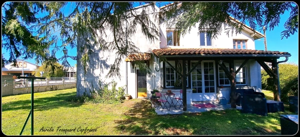 Dpt Vienne (86), Située à COUHE maison rénovée P8 d'environ 150m² - Terrain de 457 m²- commodités de PLAIN-PIED