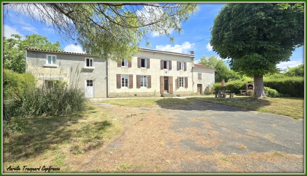 Maison FAMILIALE à vendre 8 pièces (226m²) à SAINT PIERRE DE JUILLERS (17) sur plus d'1 hectare de terrain avec HANGAR et DEPENDANCES
