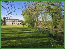 Maison BOURGEOISE à vendre 6 pièces + DEPENDANCES,  à FONTENET (17400) composée de 4 chambres, bordée d'un petit ruisseau et 6300m² de terrain