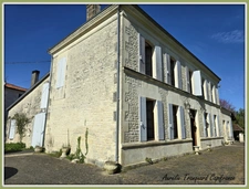 Maison BOURGEOISE à vendre 6 pièces + DEPENDANCES,  à FONTENET (17400) composée de 4 chambres, bordée d'un petit ruisseau et 6300m² de terrain