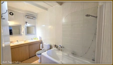 VILLAGE HOUSE for sale, 7 rooms including 5 BEDROOMS, LOULAY (17) with OUTBUILDINGS (garage 54m² + covered area)