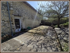 Maison à vendre 4 pièces ANTEZANT LA CHAPELLE (17) LONGERE/ maison charentaise avec dépendances