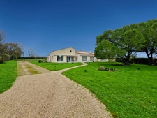 Maison à vendre 6 pièces de  PLAIN-PIED sur une parcelle d'environ 5940m² avec 3 suites parentales.
