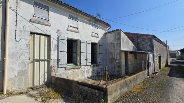 Maison à vendre 2 pièces 48m² LA BROUSSE (17) avec potentiel d'agrandissement.