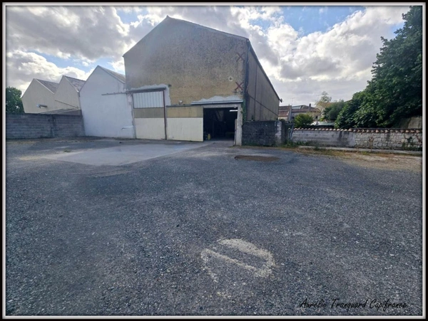 Local/ Atelier + bureau À VENDRE – de 508 m² avec grand terrain clos de 3 737 m² – Emplacement stratégique SAINT JEAN D'ANGELY (17)