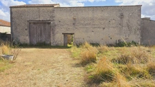 Character house for sale 4 rooms VARAIZE (17) WITH OUTBUILDINGS, BARNS
