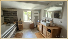 Maison FAMILIALE à vendre 8 pièces (226m²) à SAINT PIERRE DE JUILLERS (17) sur plus d'1 hectare de terrain avec HANGAR et DEPENDANCES