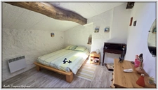 VILLAGE HOUSE for sale, 7 rooms including 5 BEDROOMS, LOULAY (17) with OUTBUILDINGS (garage 54m² + covered area)