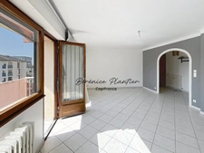 Appartement traversant au calme dans belle copropriété