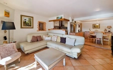 A vendre, Les Arcs-sur-Argens, Var – Rez-de-bastide avec esprit maison, 685 m² de jardin privatif, vue panoramique sans vis-à-vis et revenu locatif possible.