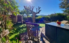 A vendre, Les Arcs-sur-Argens, Var – Rez-de-bastide avec esprit maison, 685 m² de jardin privatif, vue panoramique sans vis-à-vis et revenu locatif possible.