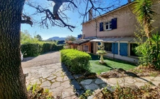 A vendre, Les Arcs-sur-Argens, Var – Rez-de-bastide avec esprit maison, 685 m² de jardin privatif, vue panoramique sans vis-à-vis et revenu locatif possible.
