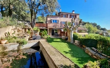 A vendre, Les Arcs-sur-Argens, Var – Rez-de-bastide avec esprit maison, 685 m² de jardin privatif, vue panoramique sans vis-à-vis et revenu locatif possible.