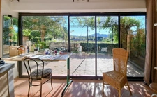 A vendre, Les Arcs-sur-Argens, Var – Rez-de-bastide avec esprit maison, 685 m² de jardin privatif, vue panoramique sans vis-à-vis et revenu locatif possible.