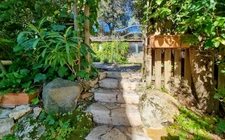 A vendre, Les Arcs-sur-Argens, Var – Rez-de-bastide avec esprit maison, 685 m² de jardin privatif, vue panoramique sans vis-à-vis et revenu locatif possible.