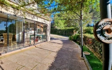 A vendre, Les Arcs-sur-Argens, Var – Rez-de-bastide avec esprit maison, 685 m² de jardin privatif, vue panoramique sans vis-à-vis et revenu locatif possible.