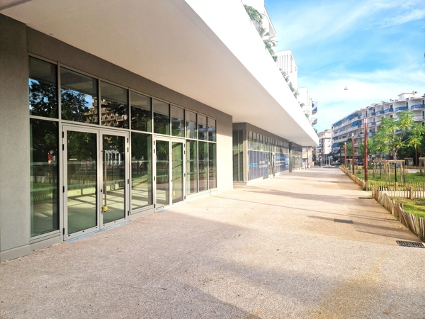 A louer, Local commercial de 85 m², Square Benes, Saint Laurent du Var 06700, Alpes-Maritimes