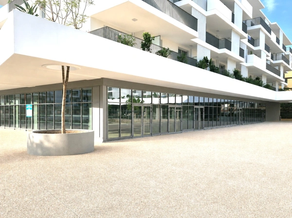 A louer, Local commercial de 319 m² + mezzanine de 49 m², Square Benes, Saint Laurent du Var 06700, Alpes-Maritimes