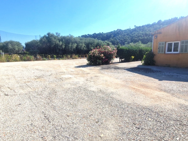 A louer, Bureaux de 200 m² avec Terrain de 1 800 m²,  Plaine du Var, Nice 06200, Alpes-Maritimes