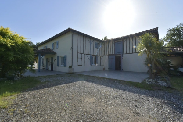 PROCHE DAX ( 5 mn ) - ANCIEN CORPS DE FERME RENOVE DU XVIII° - DEPENDANCES - PISCINE