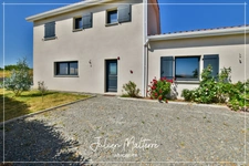 Recent house of 170 m² on 2100 m² of preserved land, 7 rooms, 5 bedrooms including dressing room, 85 m² garage in MAROLS (42)