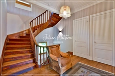 A 1920s bourgeois house with 210 m² of living space and outbuildings, 6 bedrooms, in the heart of St-Etienne