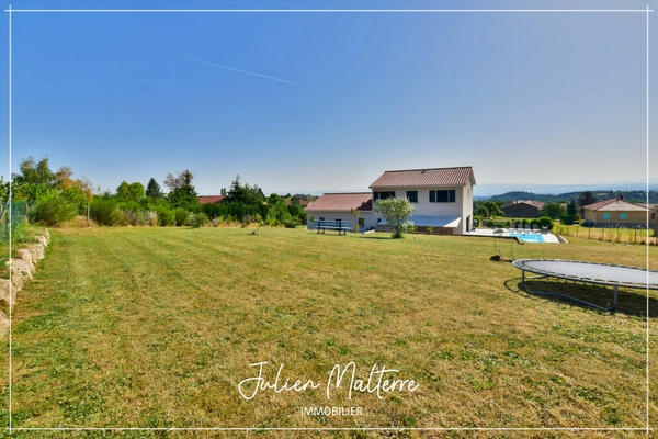 Maison récente de 170 m² sur 2100 m² de terrain préservés, 7 pièces, 5 chambres dont dressing, garage de 85 m² à MAROLS (42)