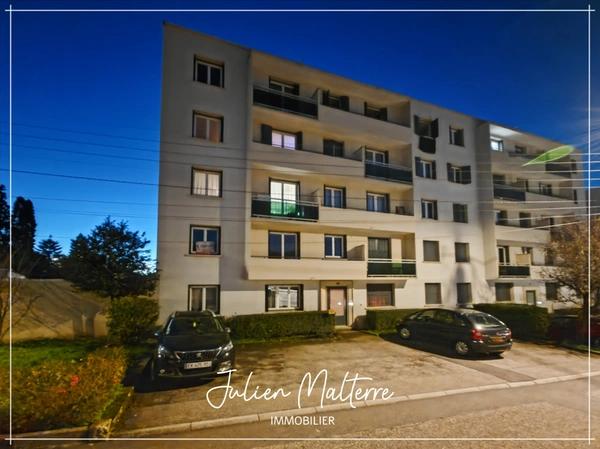 LA RICAMARIE - Appartement 3 pièces en rez-de-chaussée de 52,83 m², 2 chambres, cave et grand garage