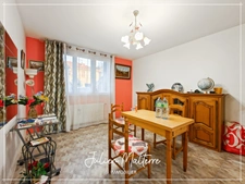 LA RICAMARIE - Ground floor 2-bedroom apartment of 52.83 m², cellar and large garage