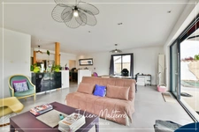 St-Just-St-Rambert, architect-designed house, 147 m², 4 bedrooms, double garage on a 985 m² plot