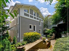 A 1920s bourgeois house with 210 m² of living space and outbuildings, 6 bedrooms, in the heart of St-Etienne