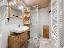 Fonds de commerce à vendre LE GRAND BORNAND (74), bar, restaurant, chambres d'Hôtes, terrasse, veranda, LicenceIV, piste de ski, sud, chalet, pôele à bois, cheminée, authentique, 