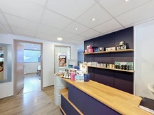 INSTITUT DE BEAUTÉ & BIEN-ÊTRE — MURS ET FONDS — PROXIMITÉ SUISSE
