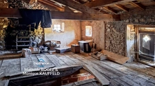 Maison à rénover avec grange en pierre, source et 7 000 m² de terrain - Saint Gervais Sous Meymont (63)