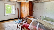 Maison à rénover avec grange en pierre, source et 7 000 m² de terrain - Saint Gervais Sous Meymont (63)