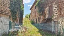 Maison à rénover avec grange en pierre, source et 7 000 m² de terrain - Saint Gervais Sous Meymont (63)