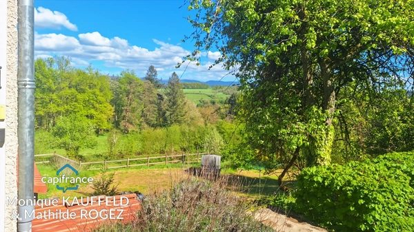 Maison à vendre 4 pièces OLLIERGUES (63) avec jardin, grange et cave